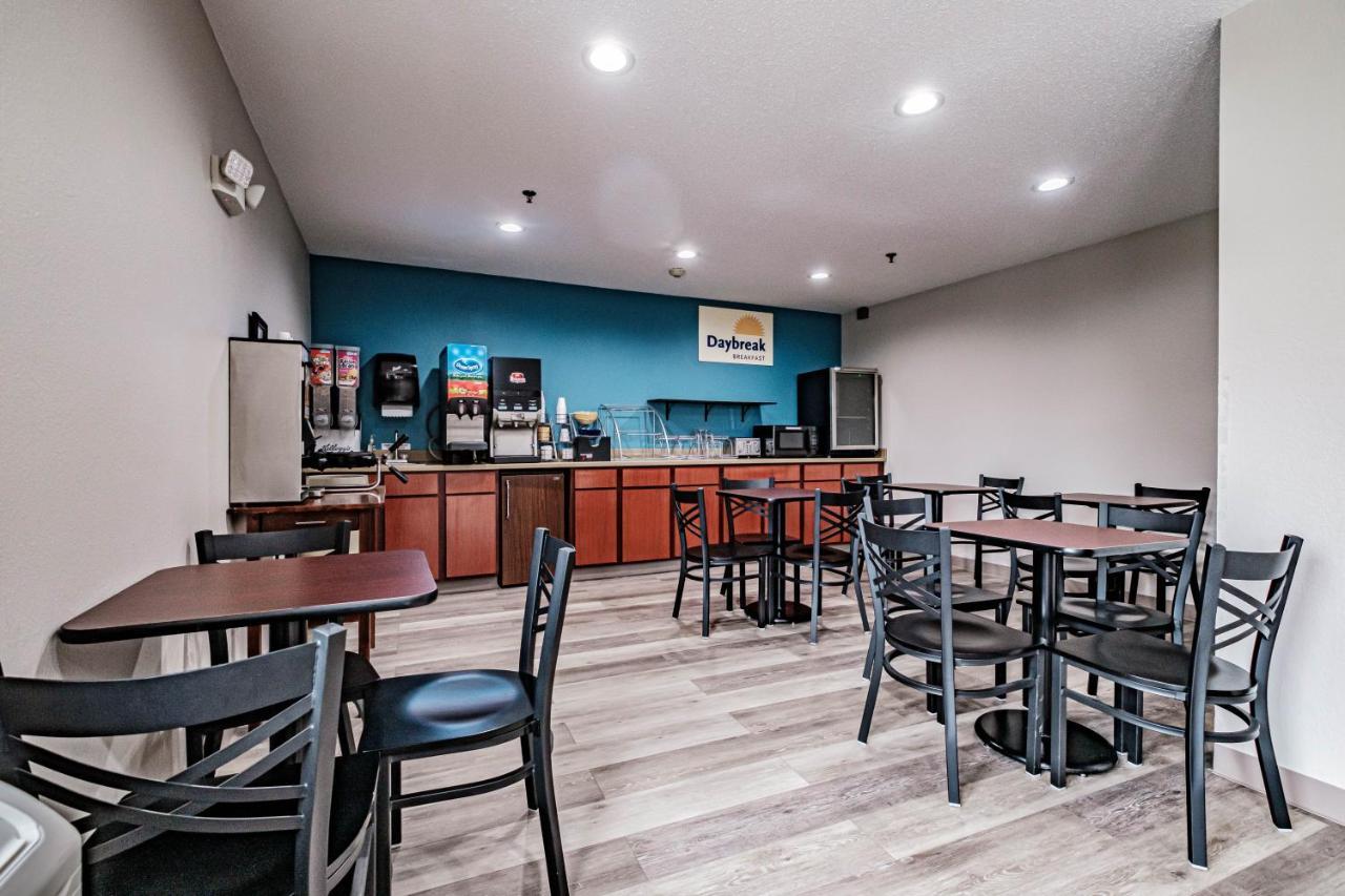 Days Inn By Wyndham Brunswick Bath Area Esterno foto