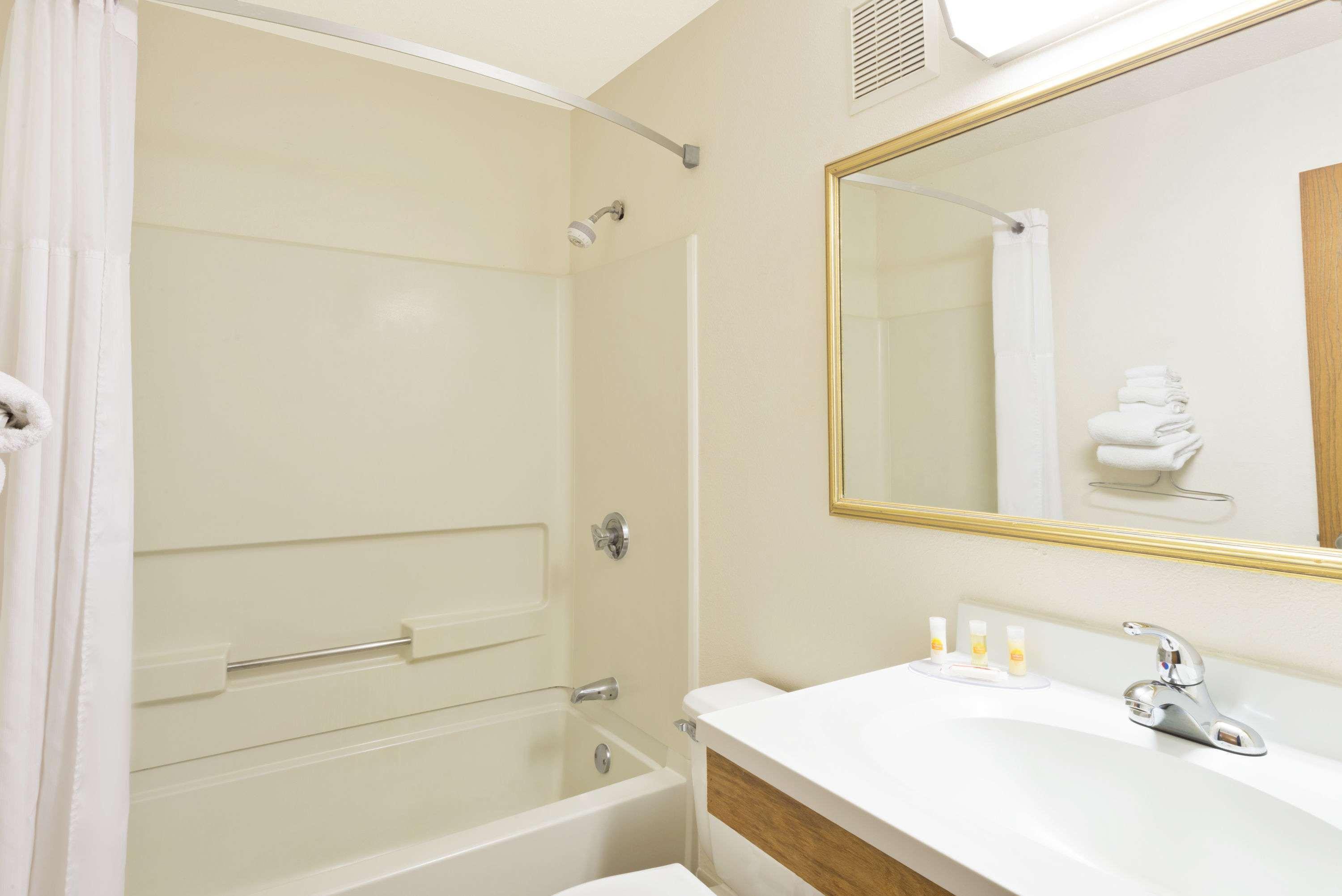 Days Inn By Wyndham Brunswick Bath Area Esterno foto